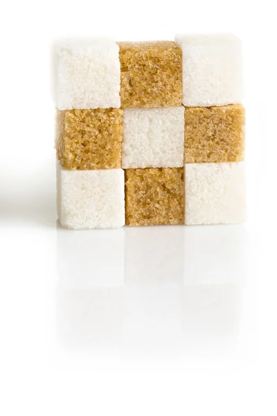Cubos de cana-de-açúcar marrom e branco refinado — Fotografia de Stock
