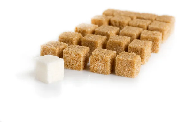 Cubes de canne à sucre brun et blanc raffiné — Photo