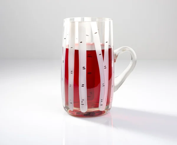 Bir kupa gri bir arka plan üzerinde kızılcık içki — Stok fotoğraf