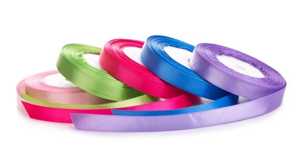 renkli saten kurdeleler izole bir rulo