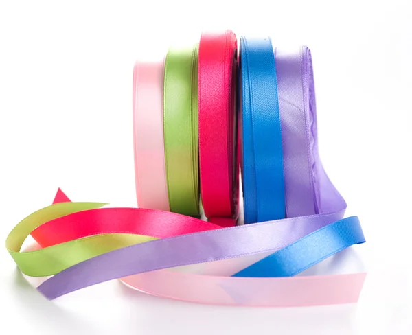 renkli saten kurdeleler izole bir rulo