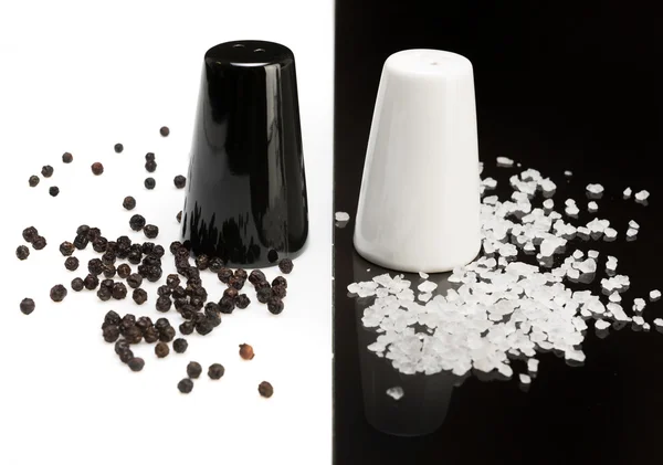 塩コショウ入れ、黒コショウ、塩の結晶 — ストック写真