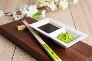 soya sosu, wasabi ve yemek çubukları