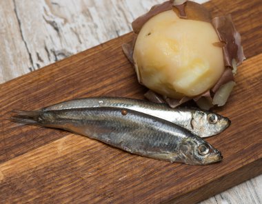 Baharatlı tuzlu hamsi ve haşlanmış patates