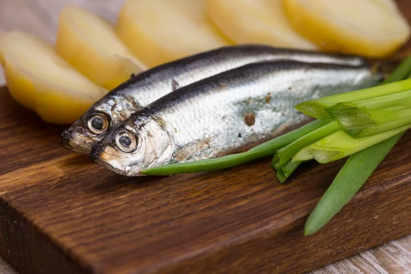 Baharatlı tuzlu hamsi, soğan ve haşlanmış patates