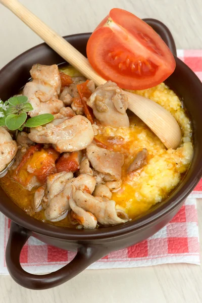 Polenta - maïs PAP met gestoofde kip in olie — Stockfoto