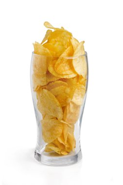 Patates cipsi bir cam içine döktü