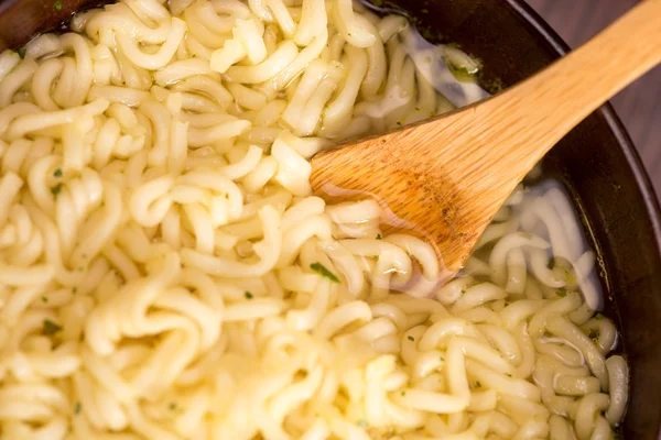 Macarrão instantâneo em uma tigela de madeira — Fotografia de Stock