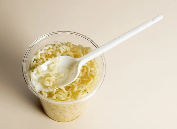 Sopa de macarrão instantâneo em um copo de plástico — Fotografia de Stock