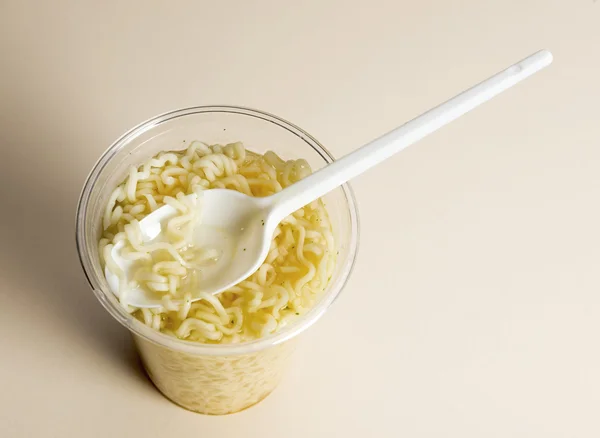 Sopa de fideos instantáneos en una taza de plástico —  Fotos de Stock