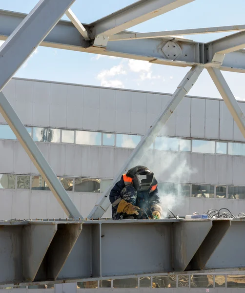 Welder welds the steel bridge construction — Stock Photo, Image