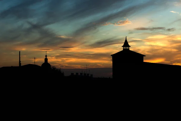 Silhouette of old town and fortress tower at sunset — Stock Photo, Image