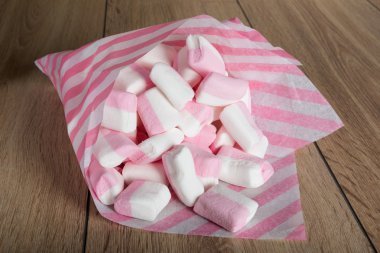 Beyaz ve pembe şekerleme kağıt torbalarda