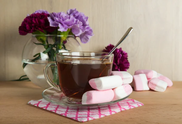 Çay ve marshmallow beyaz ve pembe — Stok fotoğraf