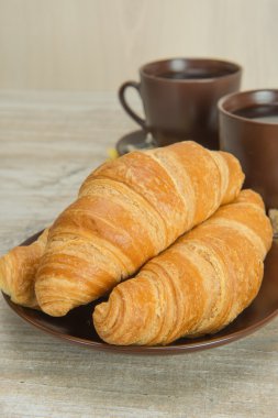 Kruvasan ve kahve fincan