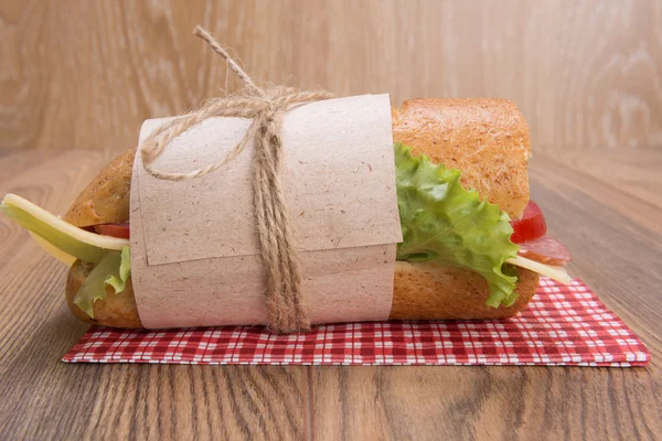 Σάντουιτς με τυρί και λουκάνικο — Φωτογραφία Αρχείου