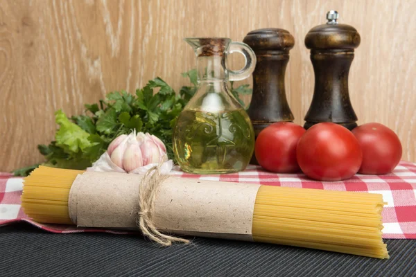 Spaghetti and ingredients for seasoning — Stock Photo, Image