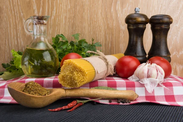 Espaguetis e ingredientes para sazonar — Foto de Stock