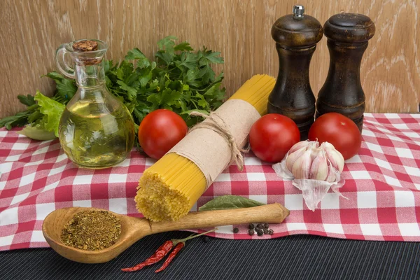 Espaguetis e ingredientes para sazonar — Foto de Stock