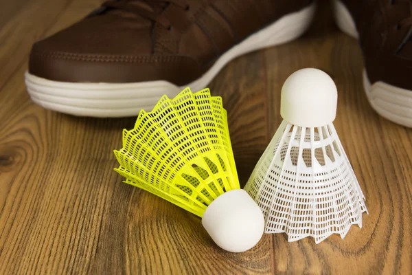 Shuttlecocks para badminton em um piso de madeira — Fotografia de Stock