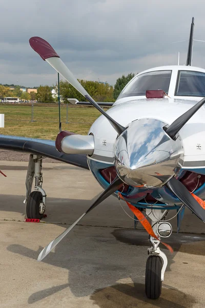 Propeller aircraft at the airport — Stock Photo, Image