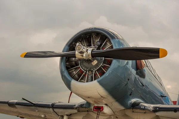 Propeller aircraft on the background of a stormy sky — Stock Photo, Image