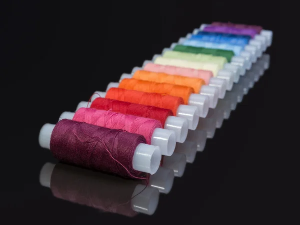 Bobinas com fios de costura multicoloridos — Fotografia de Stock