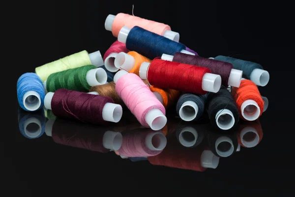 Bobinas con hilos de coser multicolores — Foto de Stock