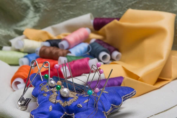 Vlákno, jehly a textilie pro šití — Stock fotografie