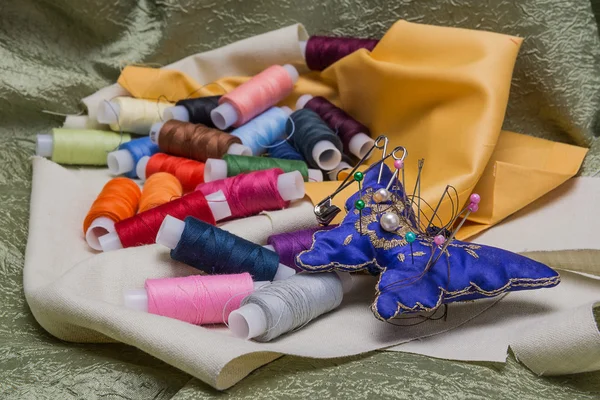 Fios, agulhas e tecidos para costura — Fotografia de Stock