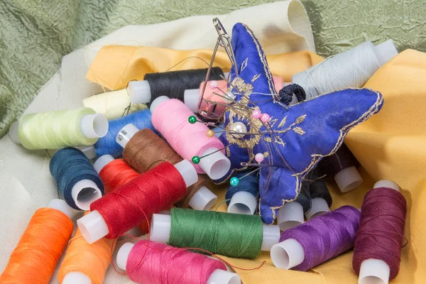 Thread, needles and fabrics for sewing — Stock Photo, Image