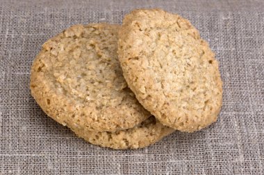 yulaf ezmeli kurabiye bir peçeteye yatıyordu