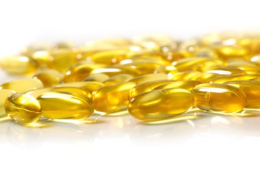 Beyaz bir yüzey üzerinde balık yağı ile kapsül