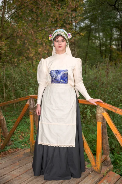 Mujer judía vestida con trajes nacionales del siglo XIX — Foto de Stock