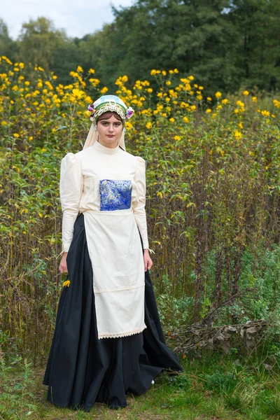 Joodse vrouw gekleed in de klederdracht van de 19e eeuw — Stockfoto