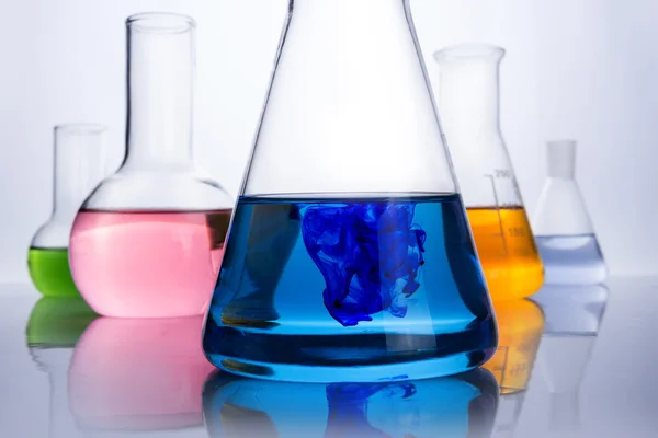 Équipement de laboratoire de chimie et goutte bleue — Photo