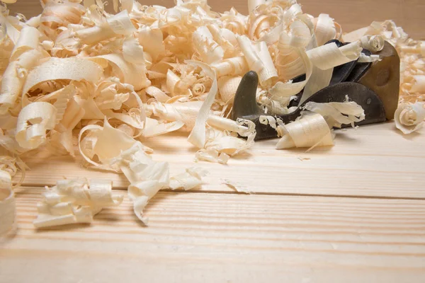 Jointer en zachthout krullen op planken — Stockfoto
