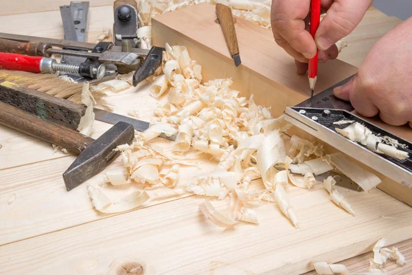 Herramientas de carpintería y virutas de madera en el taller —  Fotos de Stock