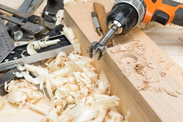 Столярні інструменти та стружка деревини в майстерні — стокове фото