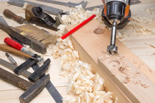 Herramientas de carpintería y virutas de madera en el taller —  Fotos de Stock
