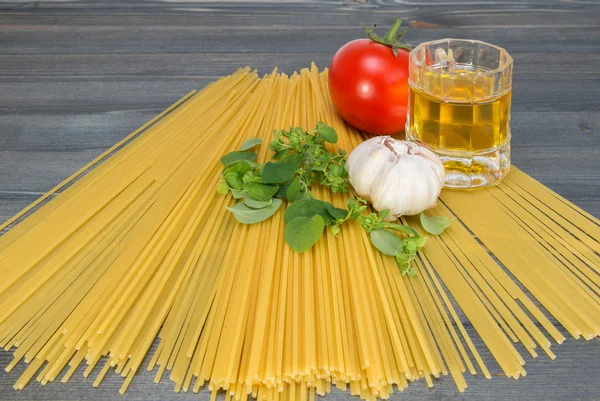Basic ingredients for cooking spaghetti — Stock Photo, Image