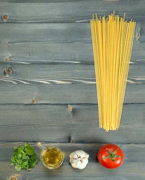 Basic ingredients for cooking spaghetti — Stock Photo, Image