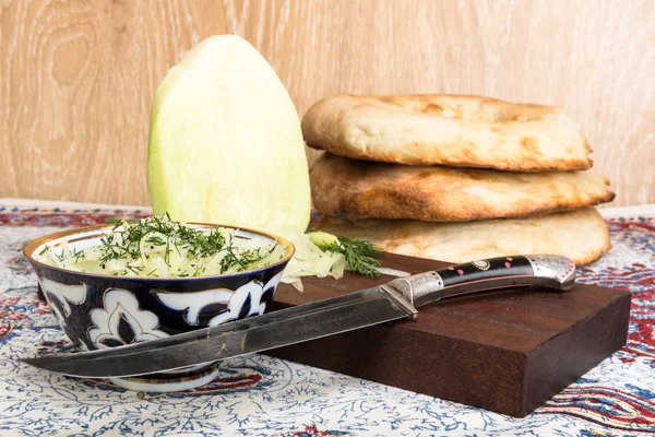 Asian radish and old oriental knife — Stock Photo, Image