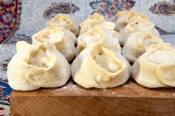 Manti or Mantu are dumplings popular in most Asia cuisines — Stock Photo, Image