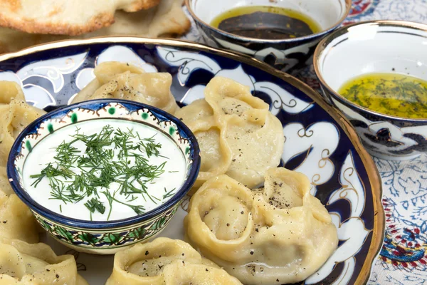 Manti or Mantu are dumplings popular in most Asia cuisines — Stock Photo, Image