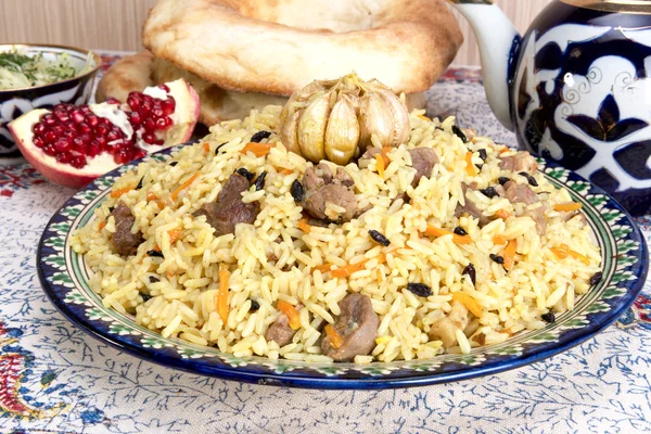 Pilaf - Eastern food - rijst, olie, vlees en kruiden — Stockfoto