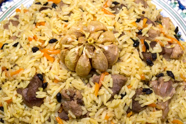 Пилаф - Восточная еда - рис, масло, мясо и специи — стоковое фото