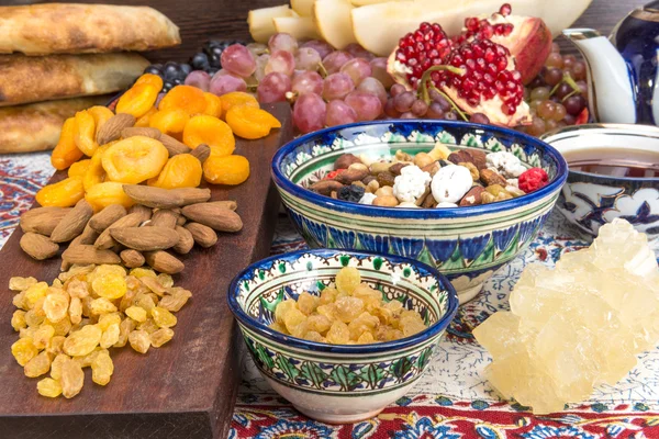 Central Asian fruit and sweets — Stock Photo, Image