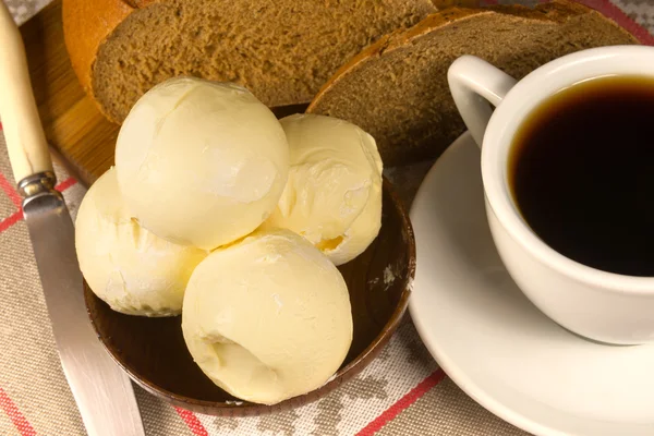 Taze tereyağı, ekmek ve kahve — Stok fotoğraf