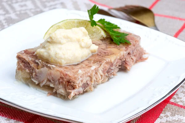 Russian aspic - kholodets with chopped horseradish (chren) — Stock Photo, Image